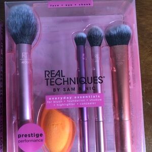 Brand New Real Techniques Everyday Essentials Brush Set